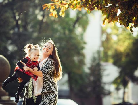 Junge Mutter mit ihrer Tochter