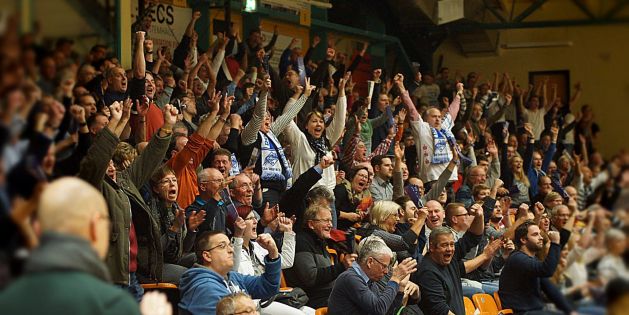 Fans des DRHV unterstützen ihren Handballverein – Dessau als Sportstadt von Bolzplatz bis Bundesliga